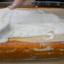 asamblare lasagna in tava - ultimul strat cu bechamel