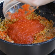 rosii pasate turnate in oala cu zacusca de ciuperci