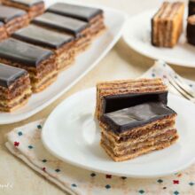 doua bucati de prajitura Greta Garbo cu glazura de cacao pe farfurie alba