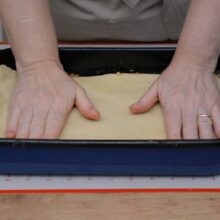 foi fragede stratificate in tava cu umplutura de gem si nuca