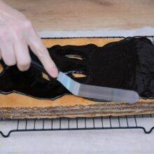 glazura de cacao cu unt intinsa peste prajitura Greta Garbo rasturnata