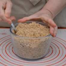 miez de nuca tocat amestecat cu zahar