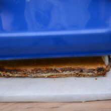 prajitura Greta Garbo rasturnata din tava pe fund de lemn