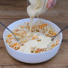 amestecare legume rase si maioneza dietetica pentru reteta de salata de telina