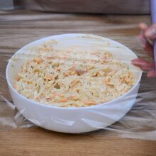 castron alb cu salata de telina pregatit pentru frigider