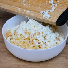 telina, morcovi si mar date pe razatoare pentru salata cu maioneza