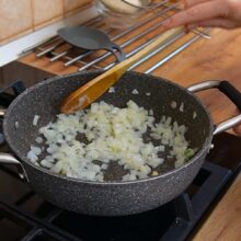 călire ceapa tocata pentru reteta de mancare de post cu orez si prune uscate