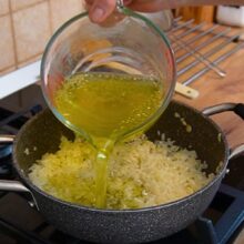 calirea si gatirea orezului cu supa de legume pentru mancare de post cu prune uscate