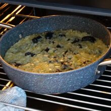 gatire la cuptor mancare de prune uscate cu orez