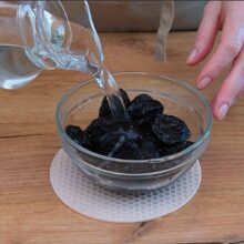 prune uscate hidratate in apa pentru mancare de post cu orez