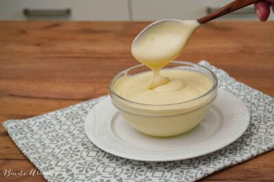 maioneza cu oua intregi în castron