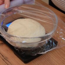 aluat in castron acoperit cu folie alimentara pentru odihna