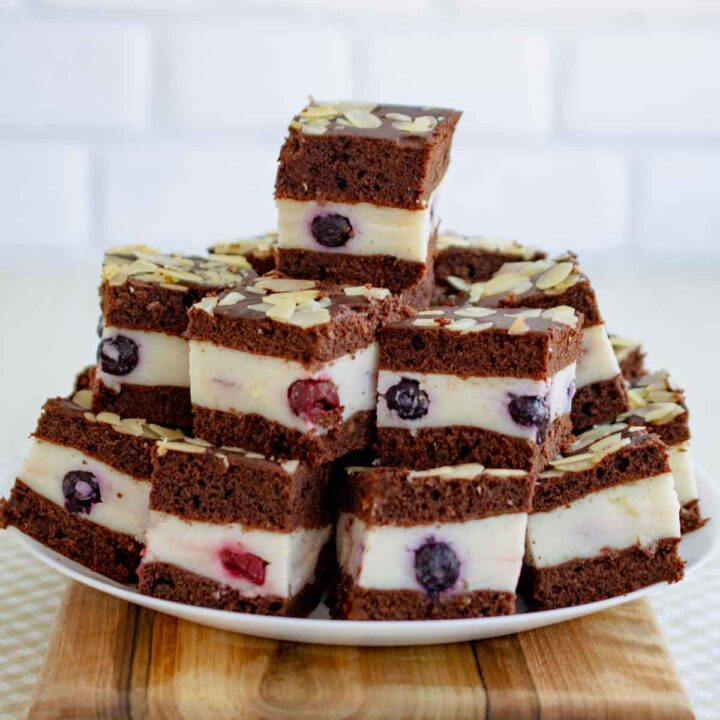 prajitura de post în doua culori cu crema de gris cu lapte si fructe de padure