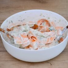 amestecare salata de morcovi cu castraveti si iaurt grecesc