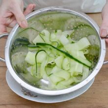 morcovi feliati presarati cu sare lasati la scurs in sita pentru salata