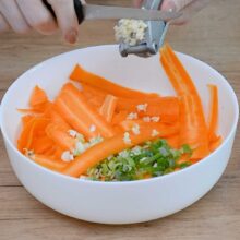 combinare morcov cu castravete si usturoi trecut prin presa pentru salata