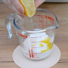 preparare dressing de iaurt cu ulei de masline si lamaie pentru salata de morcov