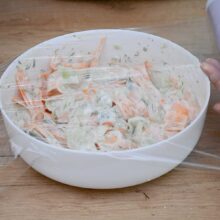 castron cu salata acoperit cu folie pentru odihna la frigider inainte de servire