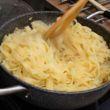 taietei fierti amestecati cu varza calita in tigaie