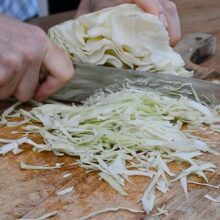 varza tocata fideluta cu cutitul pe fund de lemn