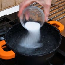 pregatire solutie alcalina cu bicarbonat (lesie) pentru oparirea covrigilor