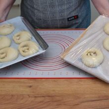 covrigi acoperiti cu folie alimentara pentru racire la frigider si congelator