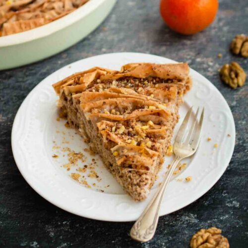 felie de plăcintă însiropată cu nucă pe farfurie albă