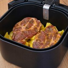 cartofi si ceafa de porc in cuva air fryer-ului