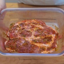 marinare ceafa de porc cu condimente inainte de gatire in air fryer