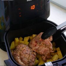 carne intoarsa la jumatatea timpului de gatire in friteuza cu aer cald