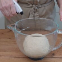 aluat pentru franzela de casa framantat si pregatit pentru dospire