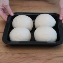 impartire aluat de paine in 4 bucati egale pentru 4 franzele de casa