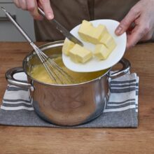 adaugare unt in crema calda de vanilie