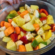 legume în castron condimentate inainte de coacere