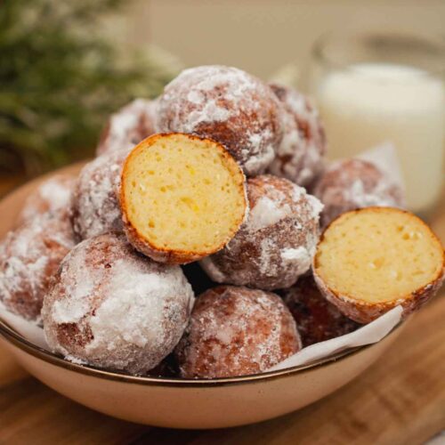 servire gogosi rotunde pudrate cu zahar