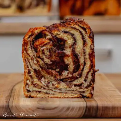 felie de cozonac babka cu cioclata si nuci in care se vad multe straturi