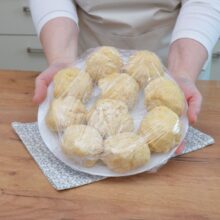 10 bucati de aluat pe farfurie acoperite cu folie alimentara pentru racire