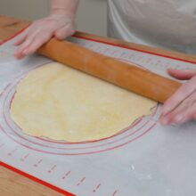 aluat intins pentru pregatirea foilor de tort Napoleon