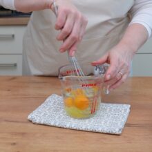 pregatire ingrediente lichide pentru aluat fraged de casa