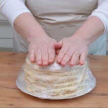 tort Napoleon invelit in folie alimentara pregatit pentru racire peste noapte
