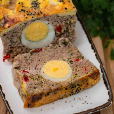 felie de drob din carne tocata amestec cu ou fiert in mijloc