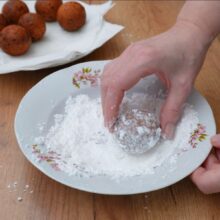 gogosi cu branza de vaci - pudrare cu zahar pentru servire