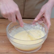 amestec ingrediente umede pentru reteta de gogosi rapide cu branza de vaci