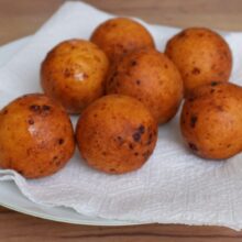 gogosi prajite scoase pe prosoape de hartie pentru drenarea uleiului