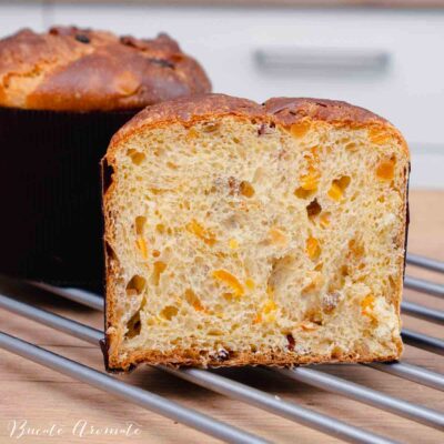 un panettone intreg si o jumatate de panettone pe masa din bucataria de acasa