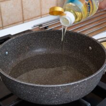 ulei încins în tigaie pentru prăjirea tocineilor
