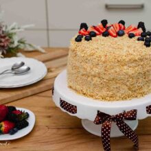 Tort Napoleon îmbrăcat în pesmet, decorat cu capsuni și afine
