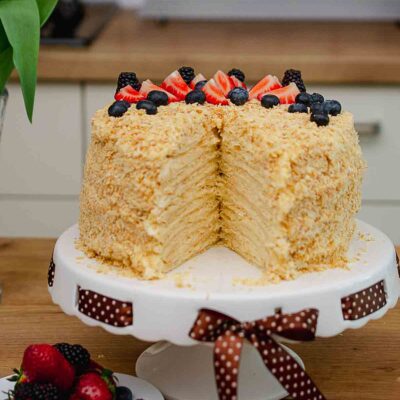 Tort Napoleon tăiat pe platou de servire