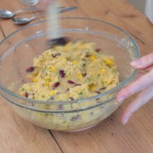 boabe de fasole rosie si porumb fiert incorporate in piure de cartofi condimentat