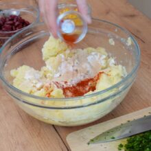 condimente adaugate peste pasta de cartofi pentru pregatirea chiftelelor